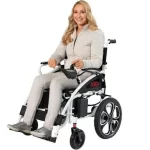 apiro-rolstoel-model-met-vrouw-elektrische-rolstoel-e